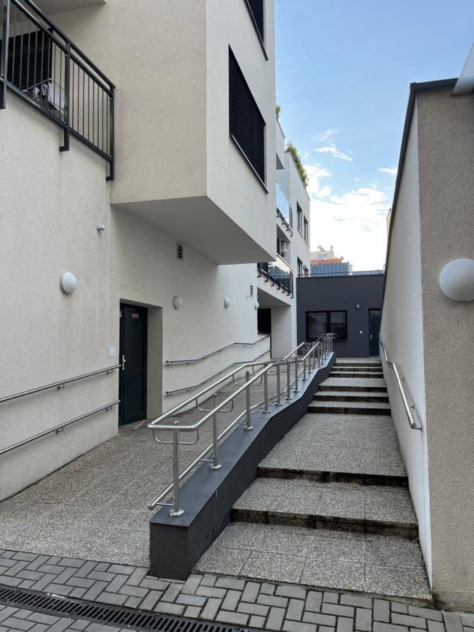 Elegant Escape Apartment II - City Centre براتسيلافا المظهر الخارجي الصورة